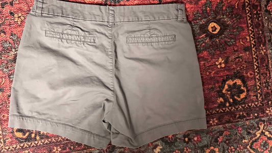 Gray Old Navy chinos shorts size 6 petite with back pockets on patterned rug