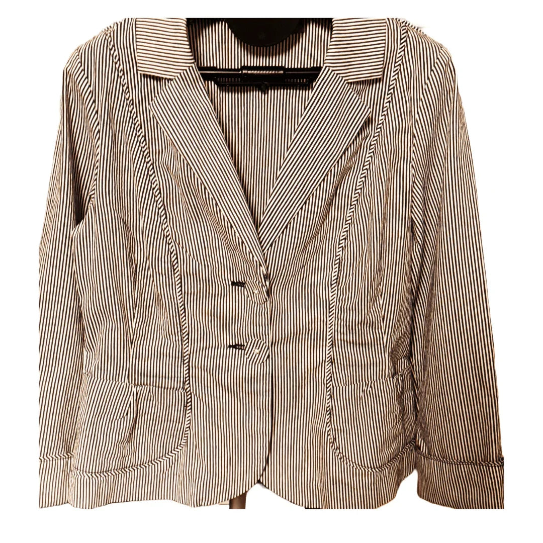 Halogen women's striped blazer with notched lapel and front buttons, black and white.