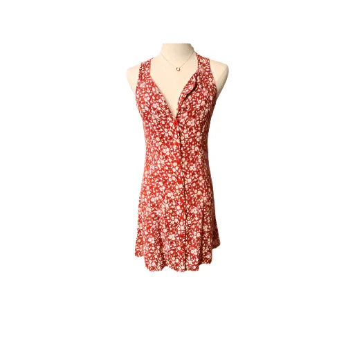 Red floral sleeveless dress with v-neck on mannequin, summer fashion