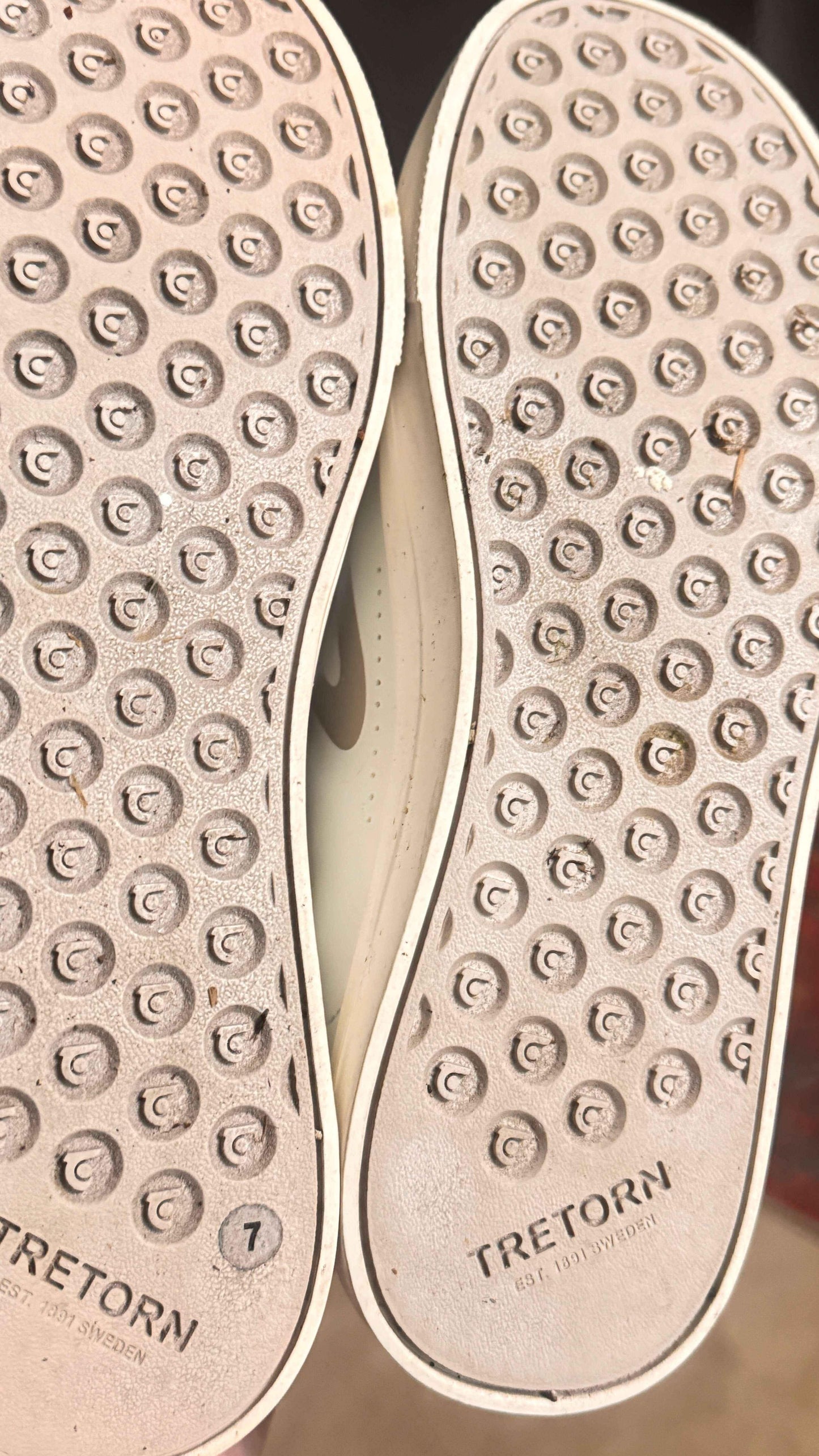 Tretorn White Beige Sneakers Size 7 - Stylish and Comfortable Footwear for Any Occasion